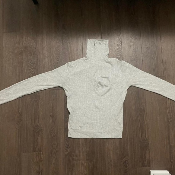 BRANDY MELVILLE - TURTLE NECK - Picture 1 of 3